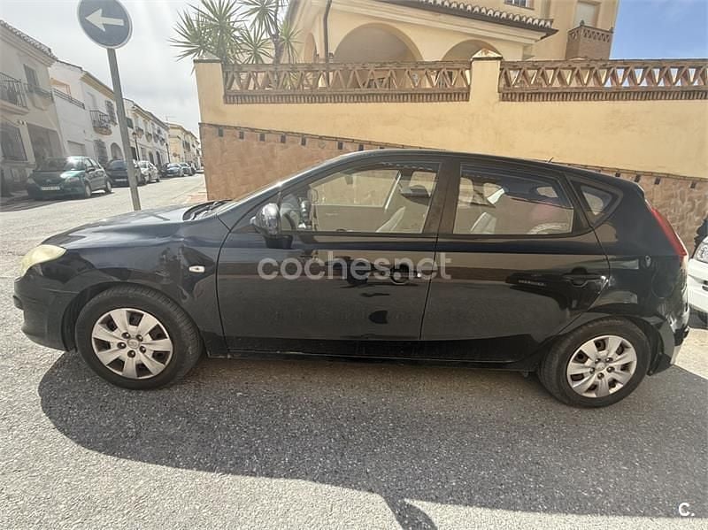 Usado Hyundai i30 Comfort 90 CV (66 kW) 2008 Negro Berlina