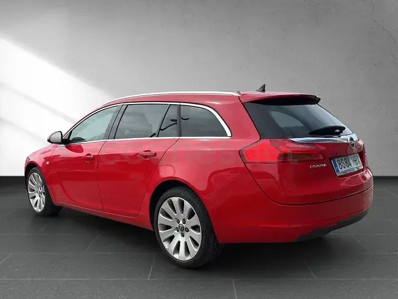 Usado Opel Insignia Sport 160 CV (117 kW) 2011 Rojo Familiar
