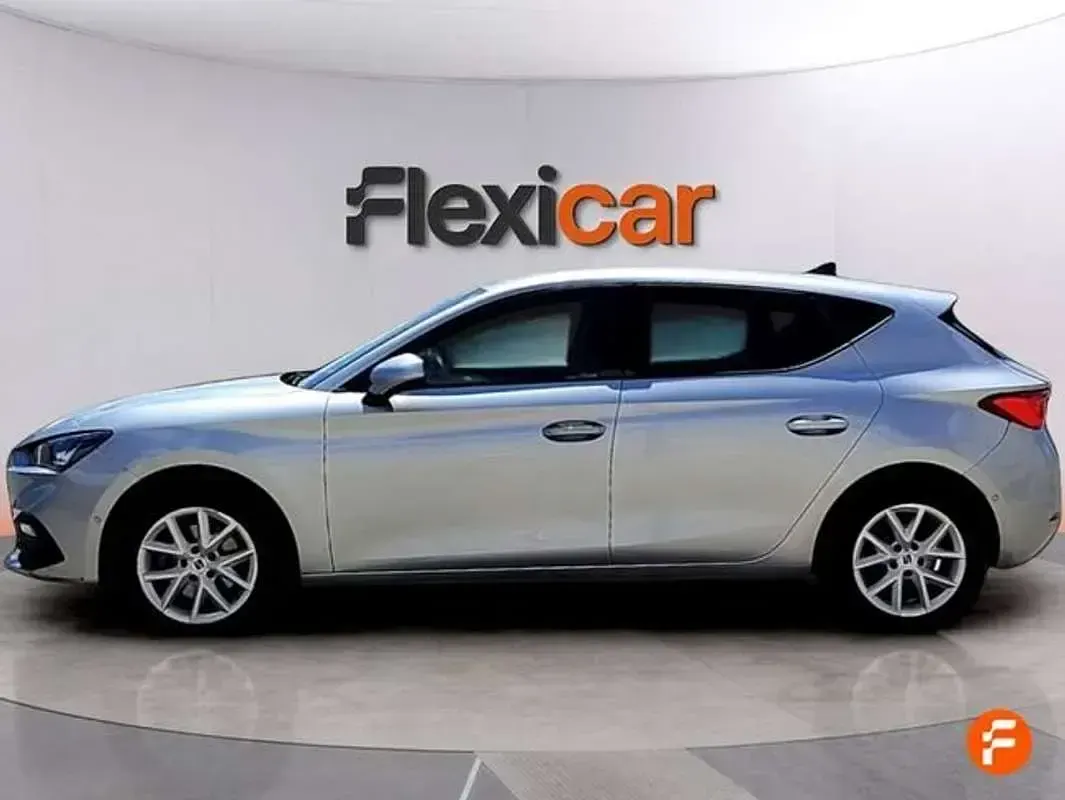 Usado Seat Leon Style 131 CV (96 kW) 2023 Gris Utilitario