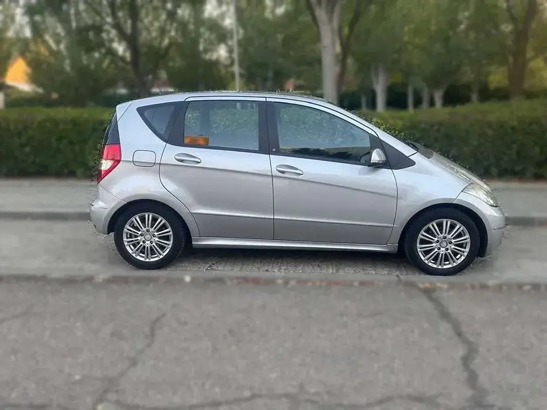 Usado Mercedes A160 Elegance 95 CV (69 kW) 2010 Gris Utilitario