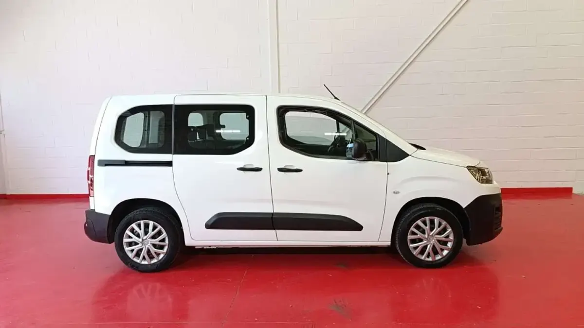 Usado Citroën Berlingo Live 102 CV (75 kW) 2021 Blanco Monovolumen
