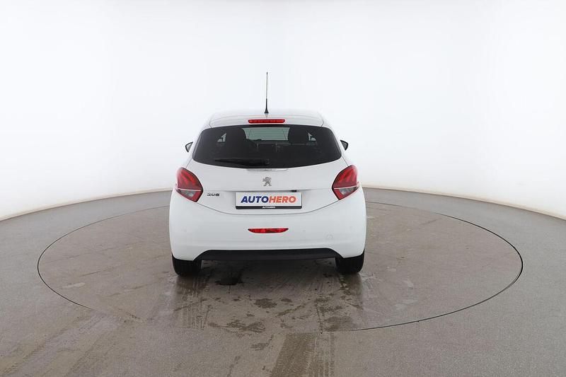 Usado Peugeot 208 Style 82 CV (60 kW) 2018 Blanco Utilitario