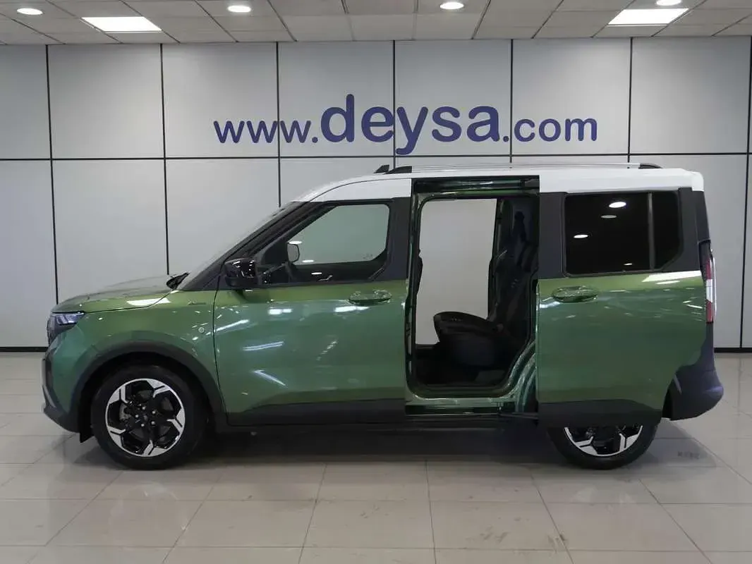 Usado Ford Tourneo Courier Active 100 kW (136 CV) 2025 Verde Monovolumen