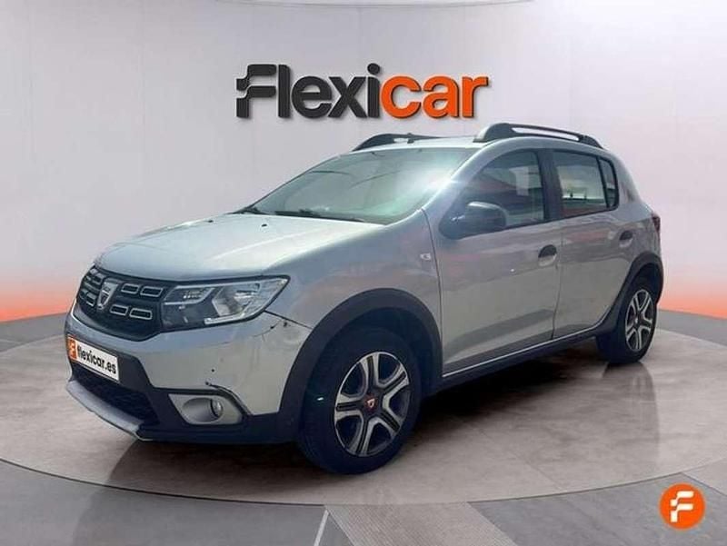 Usado Dacia Sandero Comfort 95 CV (69 kW) 2019 Gris Utilitario