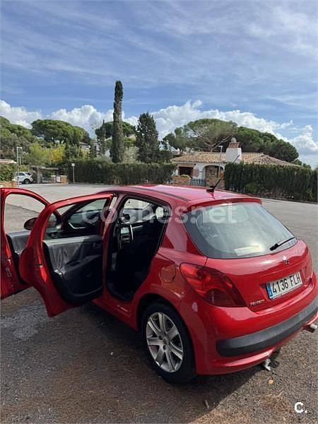 Usado Peugeot 207 90 CV (66 kW) 2007 Rojo Berlina