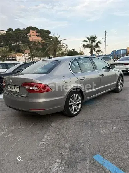 Usado Skoda Superb Elegance 140 CV (102 kW) 2014 Gris / plata Berlina