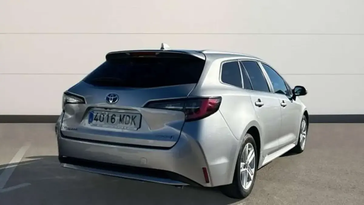 Usado Toyota Corolla Active 122 CV (89 kW) 2023 Plateado Familiar