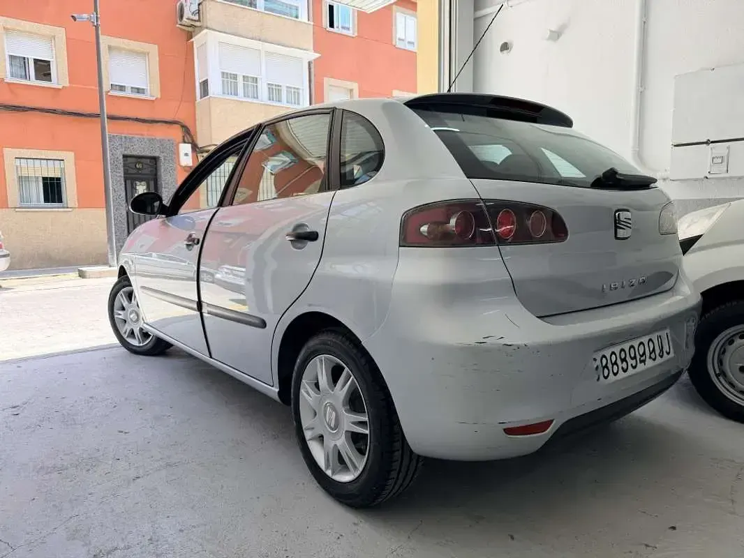 Usado Seat Ibiza 86 CV (63 kW) 2008 Gris Utilitario
