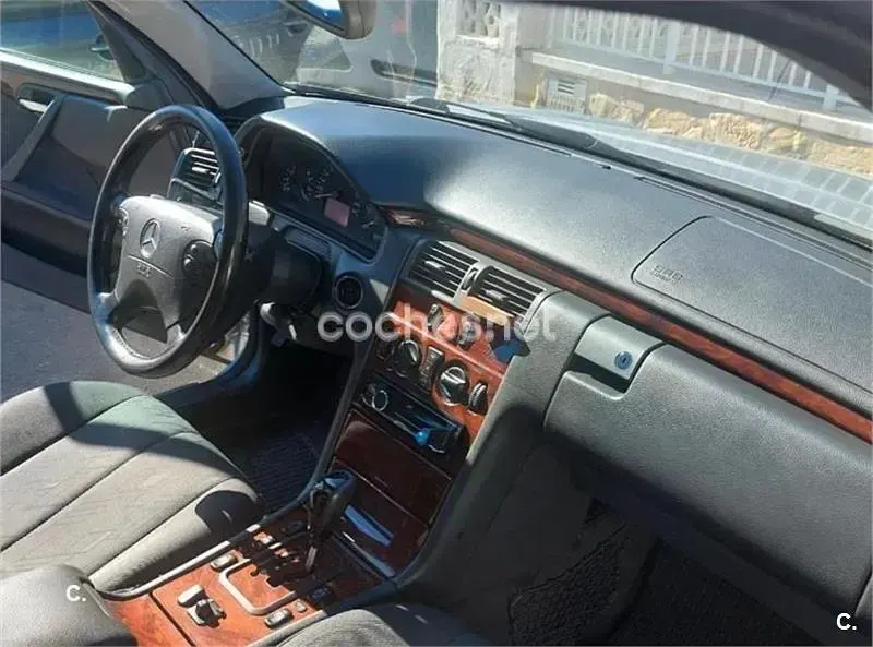 Usado Mercedes E220 Classic 143 CV (105 kW) 2001 Gris / plata Berlina