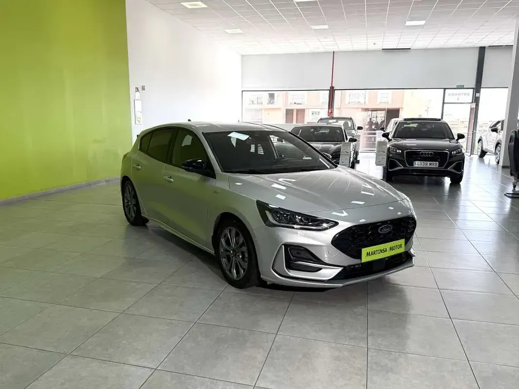 Usado Ford Focus ST-Line 155 CV (114 kW) 2024 Plateado Utilitario