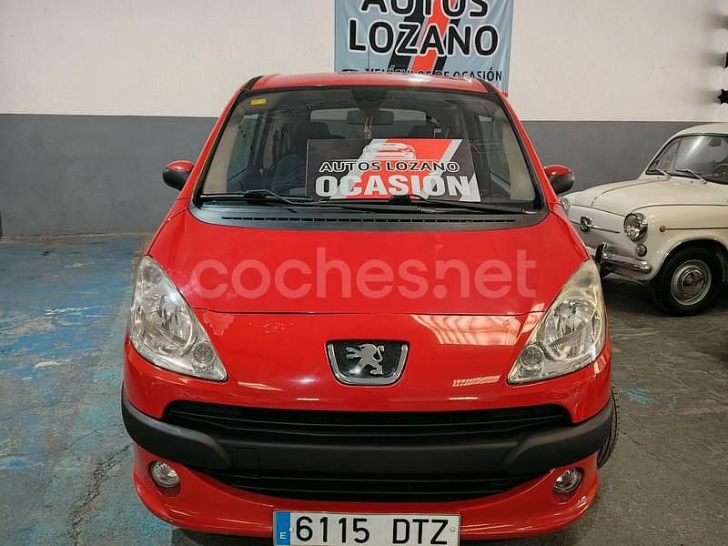 Usado Peugeot 1007 70 CV (51 kW) 2005 Rojo Monovolumen