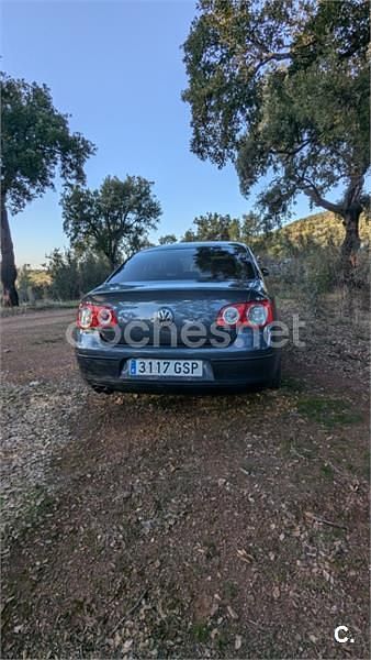 Usado VW Passat Edition 110 CV (80 kW) 2009 Gris / plata Berlina