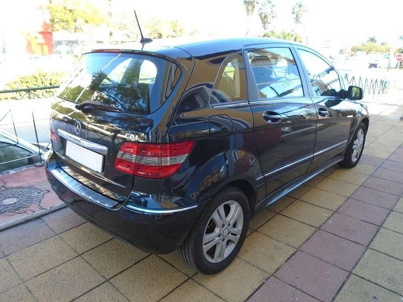 Usado Mercedes B180 109 CV (80 kW) 2011 Negro Monovolumen