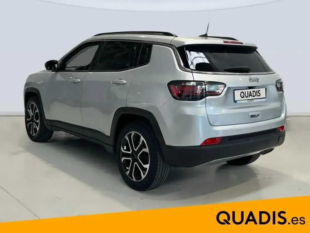 Usado Jeep Compass Limited 130 CV (95 kW) 2022 Gris / plata SUV