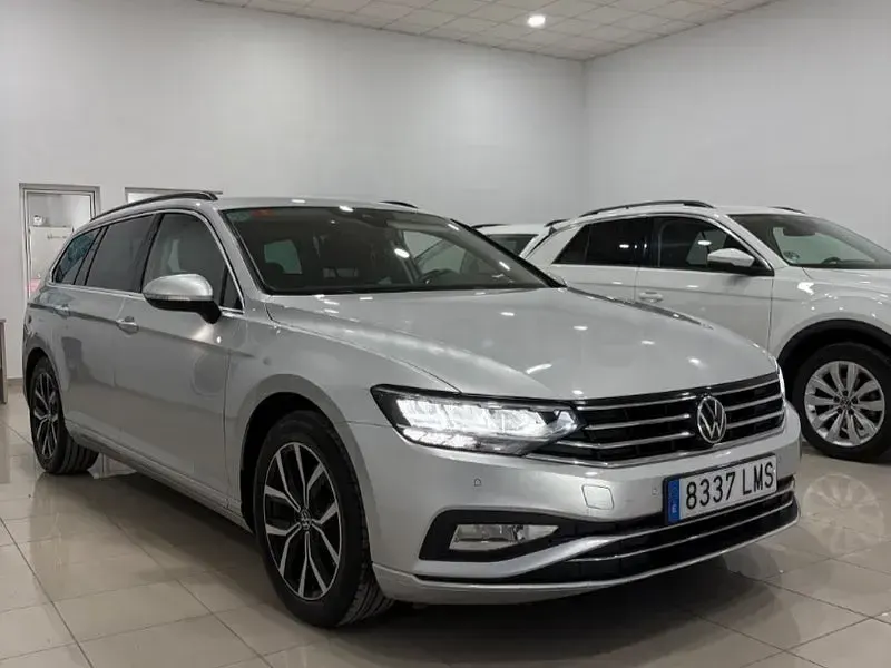 Usado VW Passat Executive 122 CV (89 kW) 2021 Gris / plata Familiar
