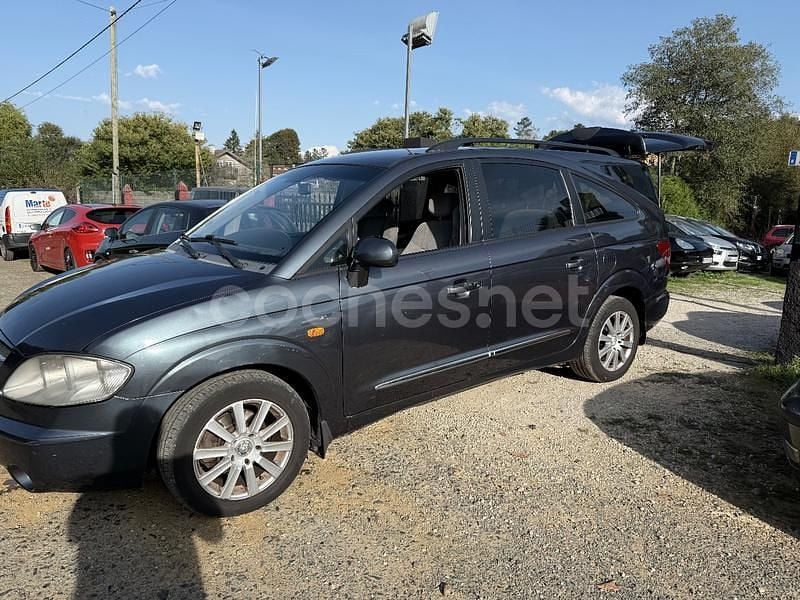 Usado Ssangyong (KGM) Rodius 165 CV (121 kW) 2007 Gris / plata Monovolumen