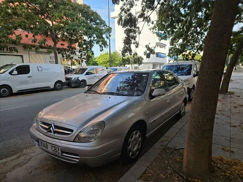 Usado Citroën Xsara 90 CV (66 kW) 2002 Gris / plata Berlina