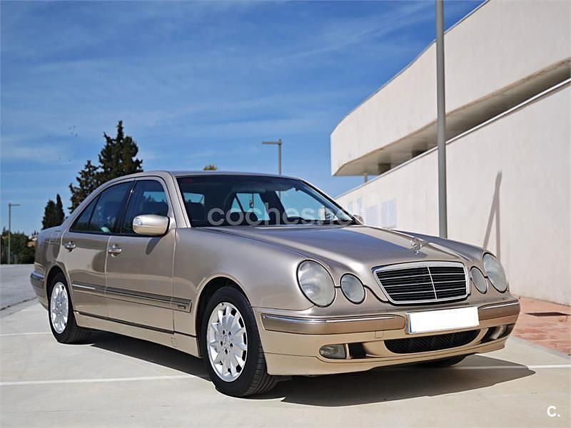 Usado Mercedes E220 Elegance 143 CV (105 kW) 2002 Beige Berlina