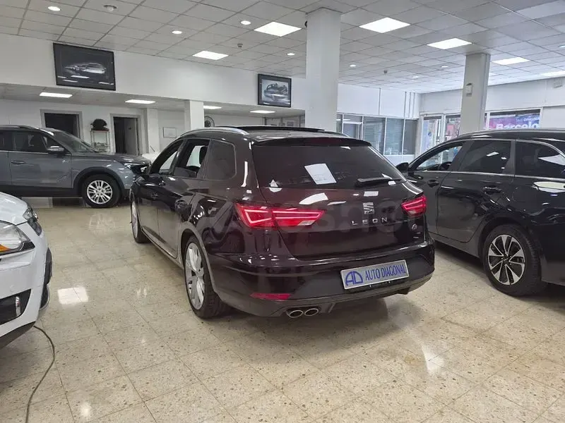 Usado Seat Leon FR 184 CV (135 kW) 2017 Violeta / lila Familiar