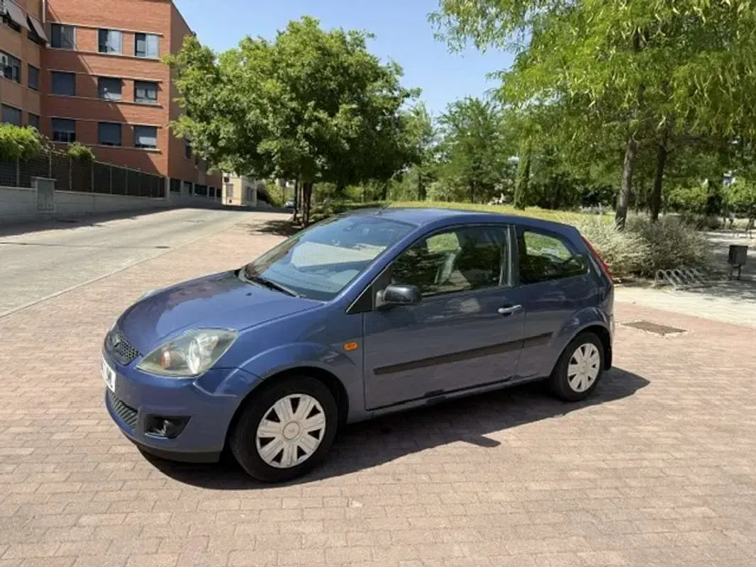 Usado Ford Fiesta Ambiente 68 CV (50 kW) 2006 Azul Utilitario