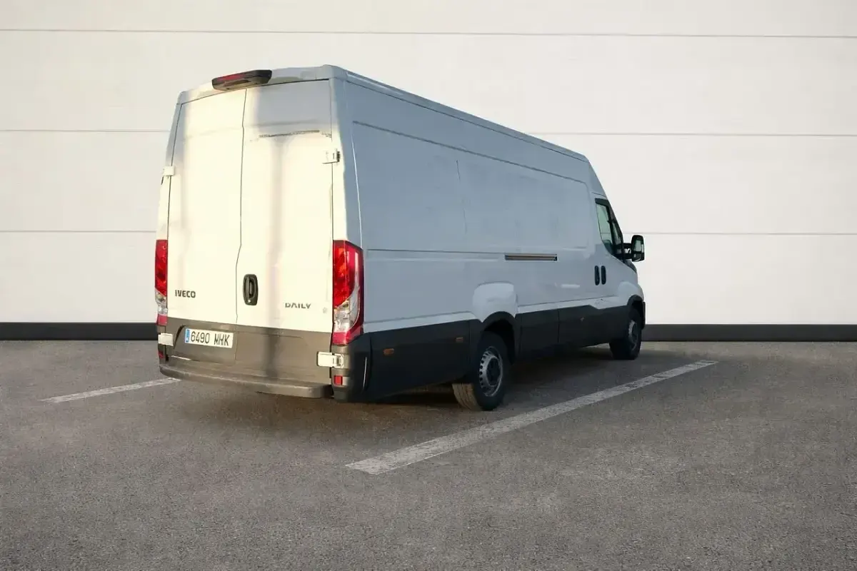 Usado Iveco Daily 156 CV (114 kW) 2023 Blanco Berlina