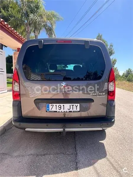 Usado Peugeot Partner Tepee Outdoor 120 CV (88 kW) 2016 Marrón Monovolumen