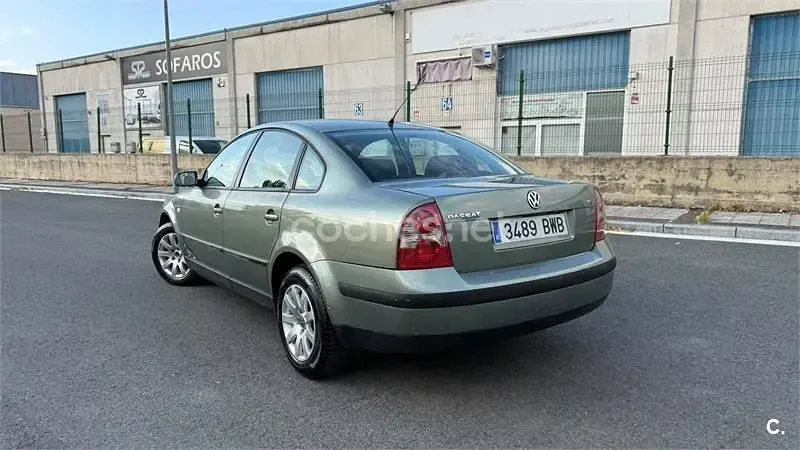 Usado VW Passat Conceptline 100 CV (73 kW) 2002 Verde Berlina