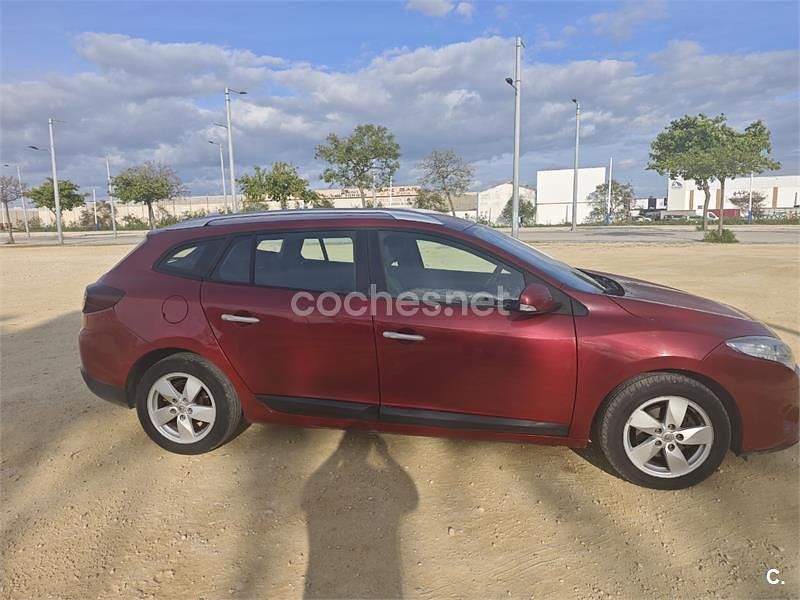 Usado Renault Mégane Dynamique 105 CV (77 kW) 2010 Rojo Berlina