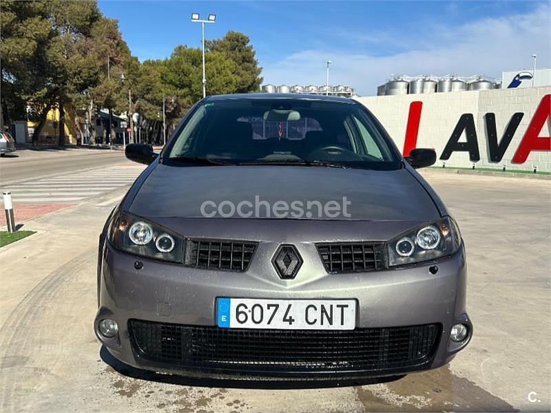 Usado Renault Mégane II Dynamique 120 CV (88 kW) 2003 Gris / plata Berlina