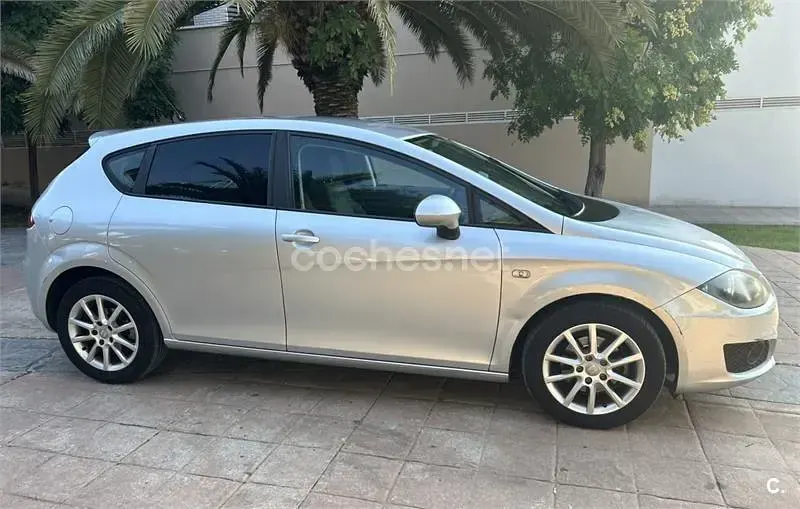 Usado Seat Leon Ecomotive 105 CV (77 kW) 2009 Gris / plata Utilitario