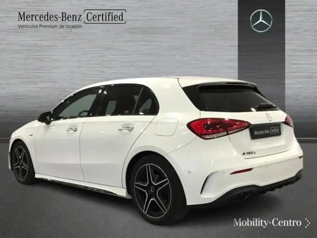 Usado Mercedes A180 AMG line 116 CV (85 kW) 2021 Blanco polar  pintura unicolor Berlina