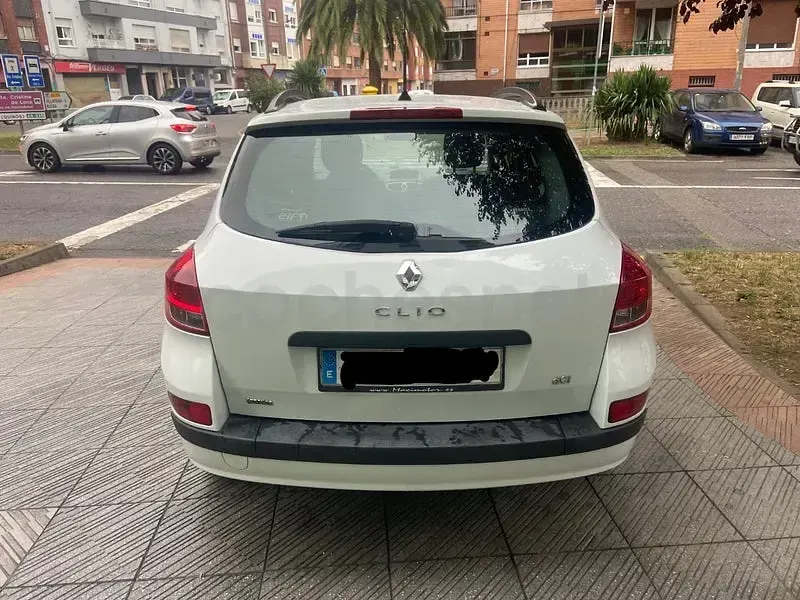 Usado Renault Clio 75 CV (55 kW) 2011 Blanco Familiar