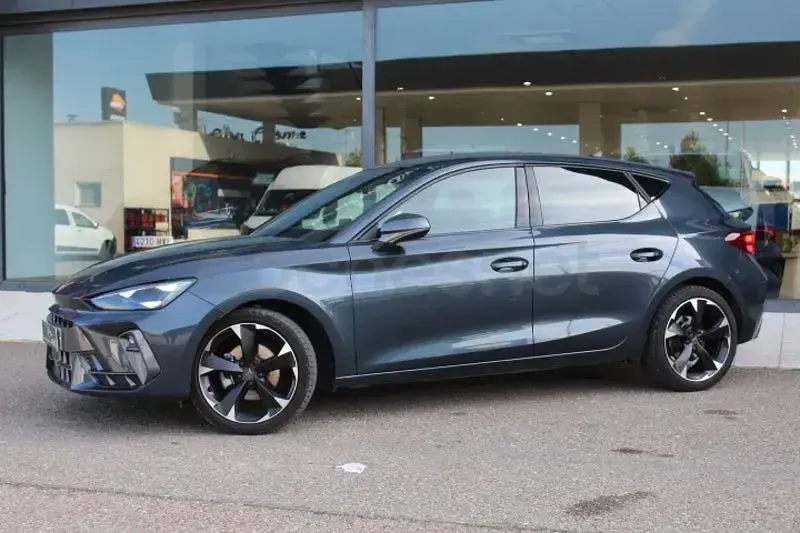 Usado Cupra Leon 150 CV (110 kW) 2024 Gris / plata Berlina