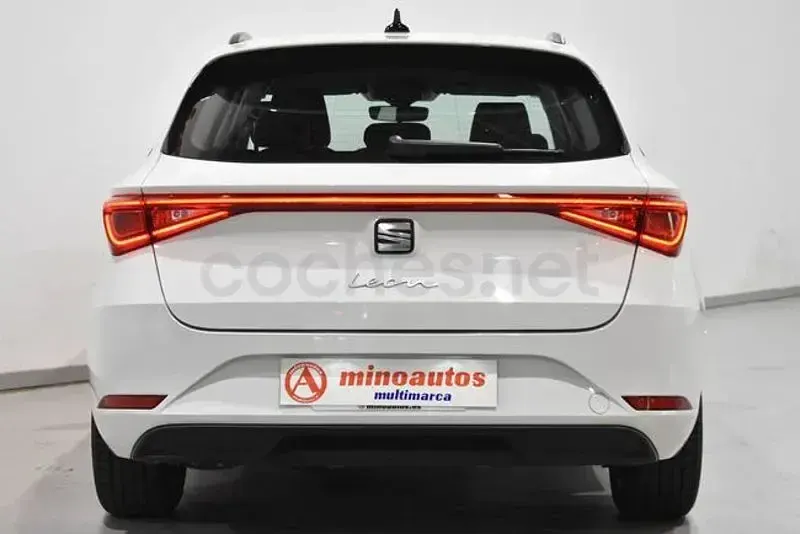Usado Seat Leon Reference 116 CV (85 kW) 2022 Blanco Familiar