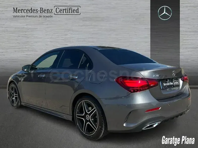 Usado Mercedes A180 136 CV (100 kW) 2025 Gris / plata Berlina
