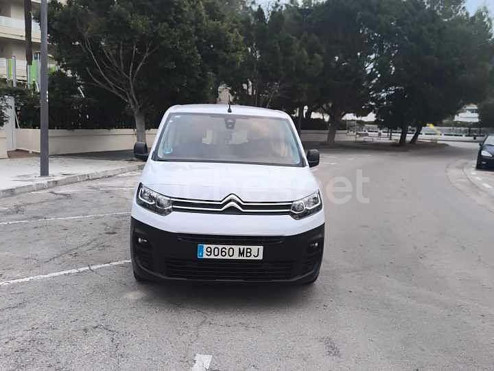 Usado Citroën Berlingo Feel 102 CV (75 kW) 2022 Blanco Monovolumen