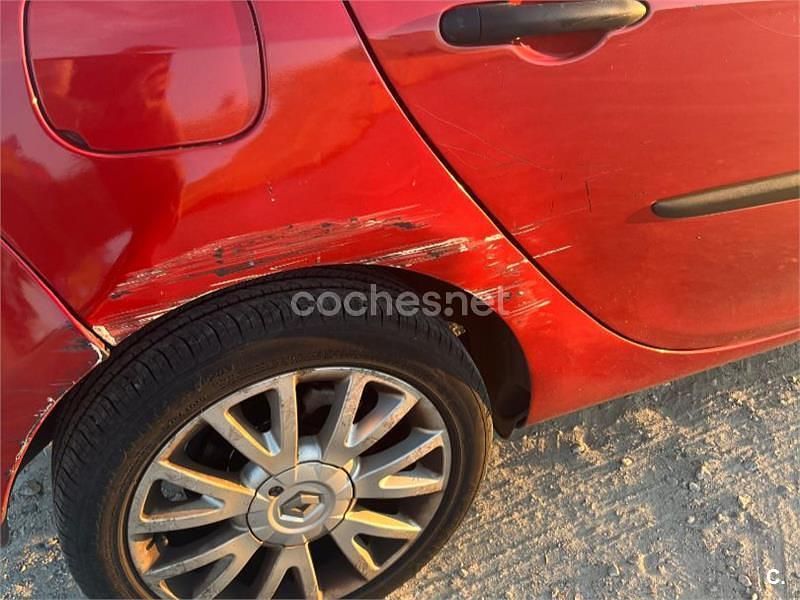 Usado Renault Clio II Dynamique 85 CV (62 kW) 2007 Rojo Berlina