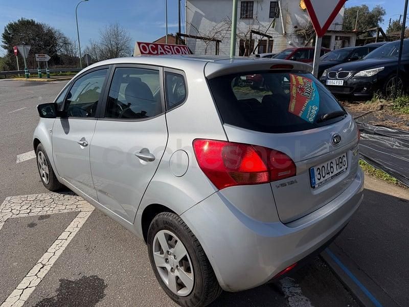 Usado Kia Venga 90 CV (66 kW) 2011 Gris / plata Utilitario