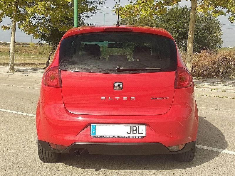 Usado Seat Altea Ecomotive 105 CV (77 kW) 2014 Rojo Monovolumen