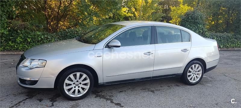 Gris / plata Usado 2007 VW Passat Highline Berlina | 4500 € (Buen precio) - Imagen 1/4