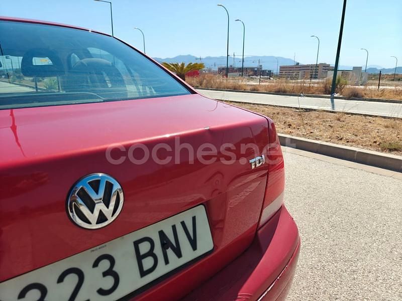 Granate Usado 2002 VW Bora Conceptline Berlina | 2900 € - Imagen 1/4