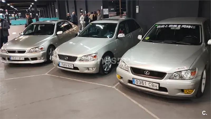 Usado Lexus IS200 155 CV (114 kW) 2002 Gris / plata Berlina
