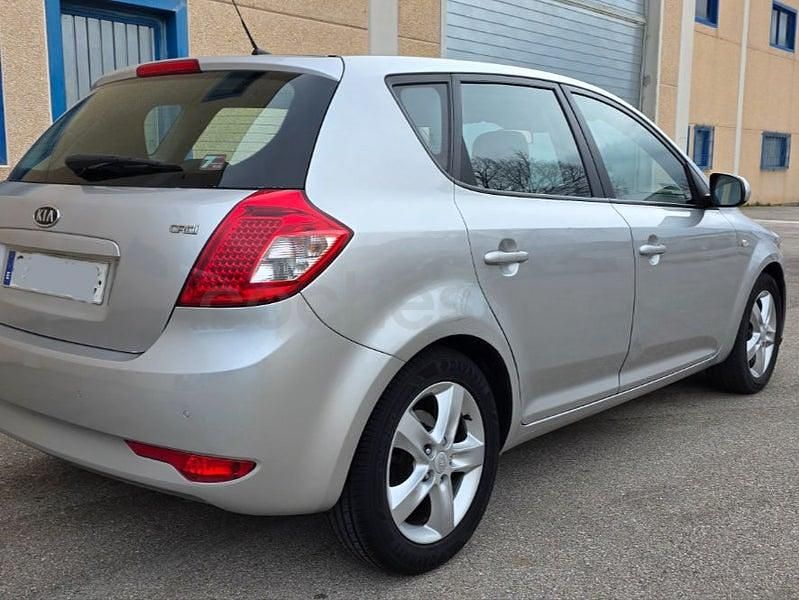 Usado Kia Ceed Plus 90 CV (66 kW) 2012 Gris / plata Utilitario