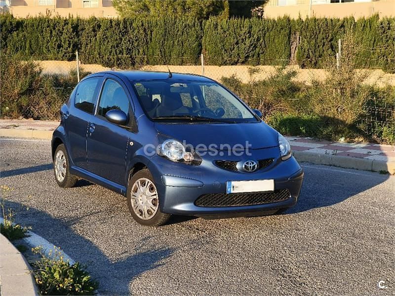 Usado Toyota Aygo 68 CV (50 kW) 2008 Azul Utilitario