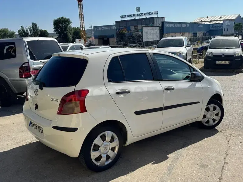 Usado Toyota Yaris Sol 87 CV (63 kW) 2009 Blanco Utilitario