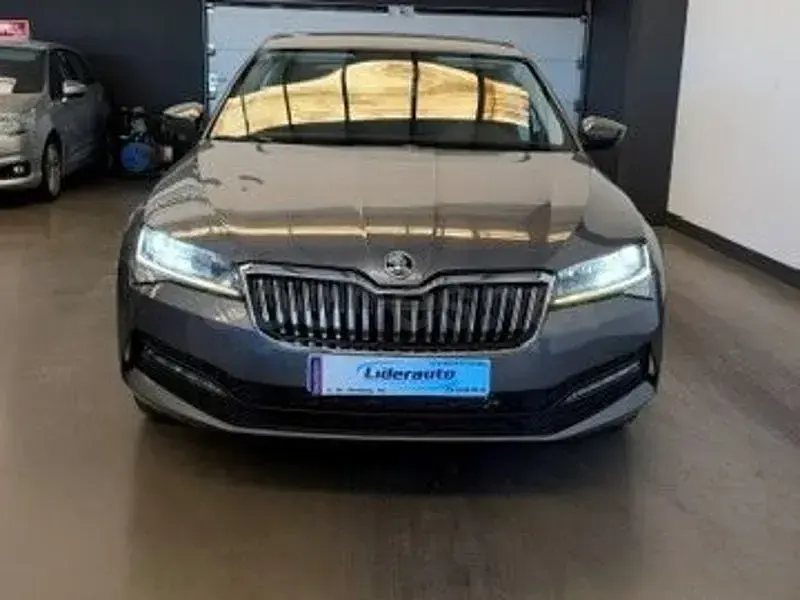 Usado Skoda Superb Ambition 150 CV (110 kW) 2022 Gris / plata Berlina