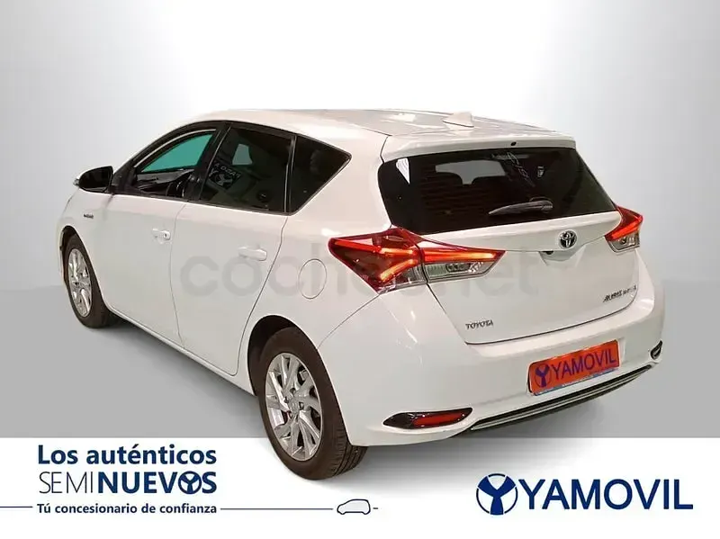 Käytetty Toyota Auris Hybrid Active 136 HP (100 kW) 2016 Valkoinen Sedan