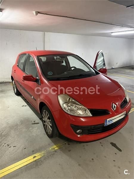 Usado Renault Clio II Dynamique 110 CV (80 kW) 2006 Rojo Berlina
