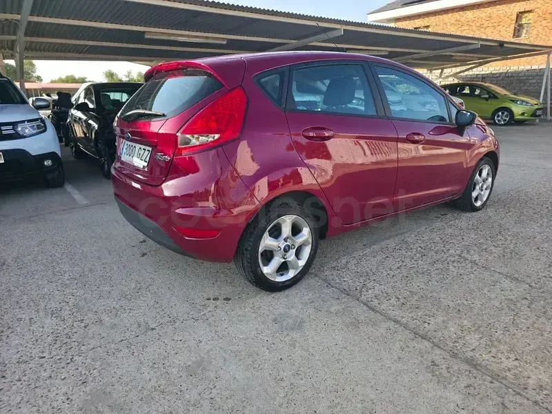 Usado Ford Fiesta Trend 70 CV (51 kW) 2010 Granate Berlina