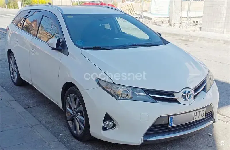 Usado Toyota Auris Hybrid Advance 136 CV (100 kW) 2013 Blanco Familiar